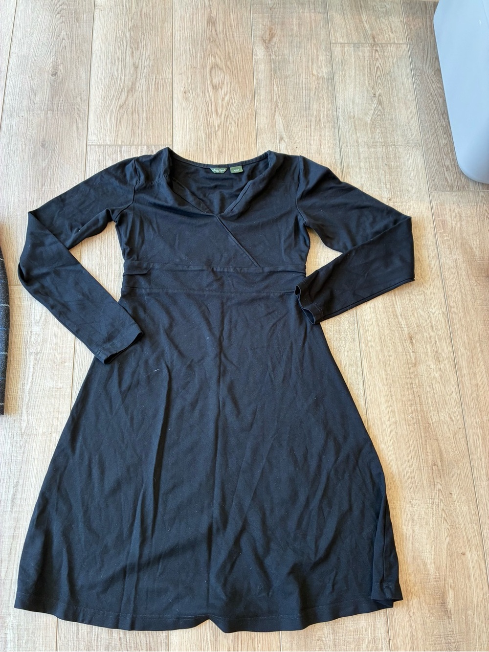 Eddie Bauer Black Long-Sleeve V-Neck A-Line Dress knee length minimalist 4